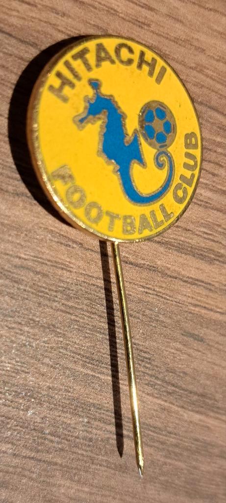 Pin HITACHI FOOTBALL CLUB JAPAN, Verzamelen, Speldjes, Pins en Buttons, Gebruikt, Sport, Ophalen of Verzenden