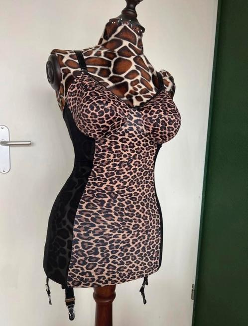 Revival lingerie corselet 32D, Kleding | Dames, Ondergoed en Lingerie, Body of Korset, Paars, Verzenden