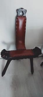 Brutalist Spaanse driepoot stoel hout leder nagels, Antiek en Kunst, Antiek | Meubels | Stoelen en Banken, Ophalen of Verzenden