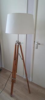 Staande lamp met houten driepoot, Huis en Inrichting, Lampen | Vloerlampen, Ophalen, Gebruikt, Metaal, Modern