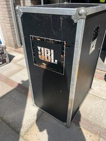 2x15 jbl bas kast zonder speakers beschikbaar voor biedingen