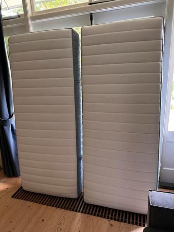 Complete bedset: 2 matrassen + 2 lattenbodems beschikbaar voor biedingen