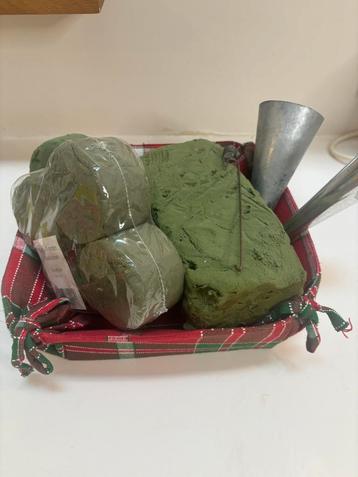 Stoffen mandje met steekschuim en kaarsenhouders beschikbaar voor biedingen