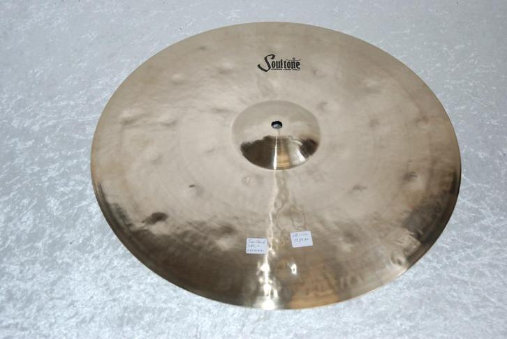NIEUW!  Soultone Heavy hammered crash 1275gr 18 inch, Muziek en Instrumenten, Instrumenten | Onderdelen, Nieuw, Drums of Percussie