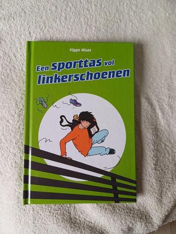 Een sporttas vol linkerschoenen beschikbaar voor biedingen