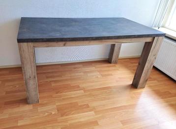 Moderne houten eettafel beschikbaar voor biedingen