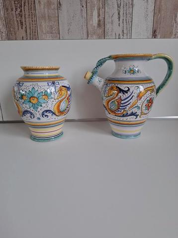 Twee decoratieve vazen beschikbaar voor biedingen