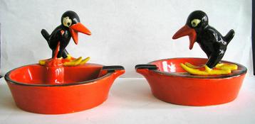 2 Aardewerk art deco asbakjes met kakatoes beschikbaar voor biedingen