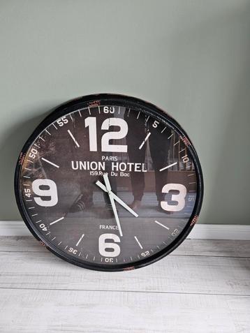 Industriële klok beschikbaar voor biedingen