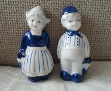 Peper en zoutstel. Delfts blauw. Boer en boerin, beschikbaar voor biedingen