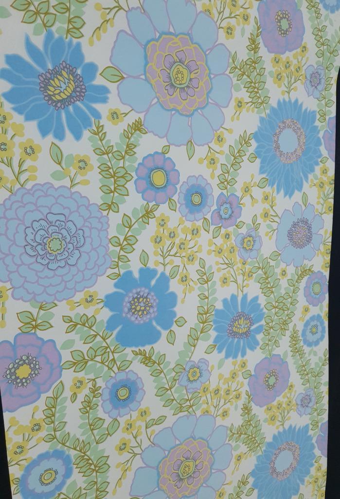 13925 Goovy 70s groots oud blauwe bloemenprint behang swiet, Huis en Inrichting, Stoffering | Behang, Blauw, Wit, Geel, Paars
