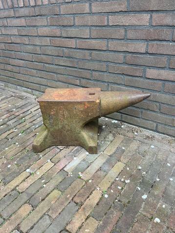 Aambeeld  beschikbaar voor biedingen