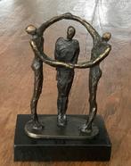 Brons beeld van Corry Ammerlaan, titel “Elkaar omarmen”, Antiek en Kunst, Antiek | Koper en Brons, Ophalen of Verzenden, Brons