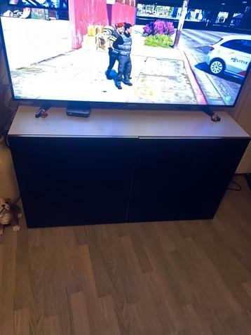 Zwart/wit kastje, tvkastje beschikbaar voor biedingen