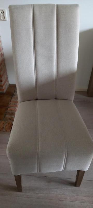 Eetkamer tafel met 4 stoelen beschikbaar voor biedingen