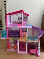 Barbie Dreamhouse (2020) met lift, auto, zwembad en garage., Kinderen en Baby's, Ophalen, Zo goed als nieuw, Plastic