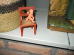 heel oud poppenhuisstoeltje en popje (is 4cm)  tesamen 1,00, Verzamelen, Poppenhuizen en Toebehoren, Poppenhuis, Zo goed als nieuw
