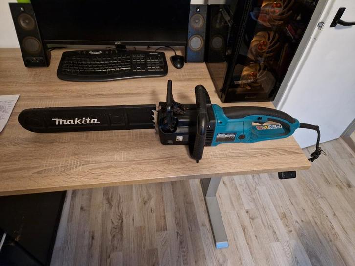 Makita UC4030A Kettingzaag, Doe-het-zelf en Verbouw, Gereedschap | Zaagmachines, Gebruikt, Kettingzaag, 1200 watt of meer, 70 mm of meer