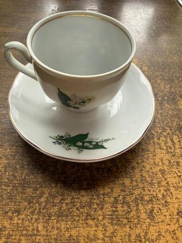 Kopje met schoteltje beschikbaar voor biedingen