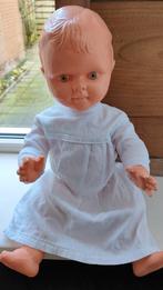 Oude babypop met wit jurkje, Ophalen of Verzenden, Gebruikt, Babypop