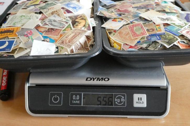 RA-07 : Ruim 1/2 kg wereld zegels en 1 stockboek Bund., Postzegels en Munten, Postzegels | Volle albums en Verzamelingen, Buitenland