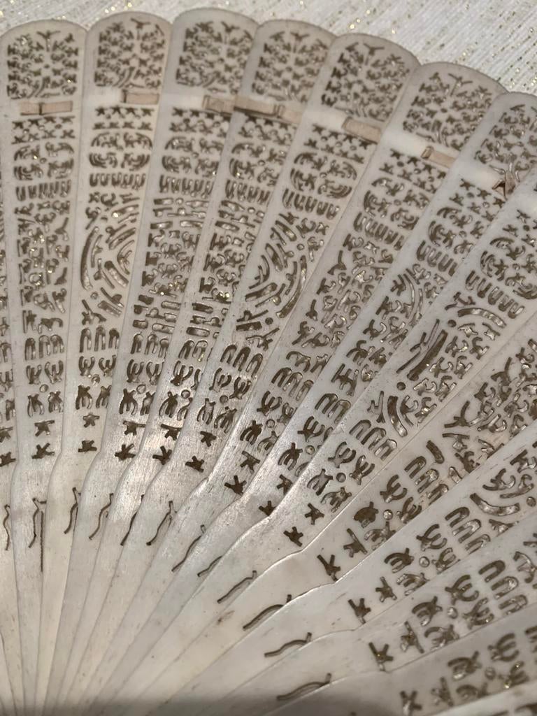Antieke waaier met gedetailleerd snijwerk, Antiek en Kunst, Ophalen of Verzenden