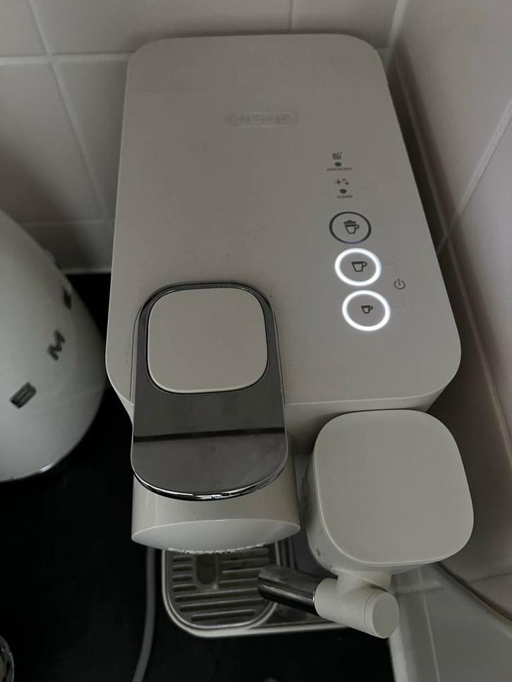 Nespresso De'Longhi Lattissima One - Koffiecupmachine, Witgoed en Apparatuur, Koffiezetapparaten, Zo goed als nieuw, Koffiepads en cups