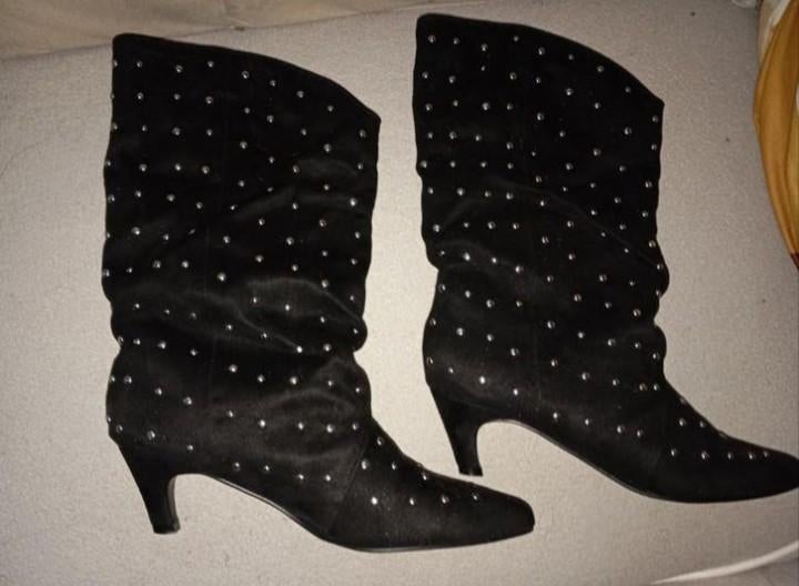 Mooie zwarte laars met studs, maat 40., Kleding | Dames, Schoenen, Hoge laarzen, Zwart, Ophalen of Verzenden, Zo goed als nieuw