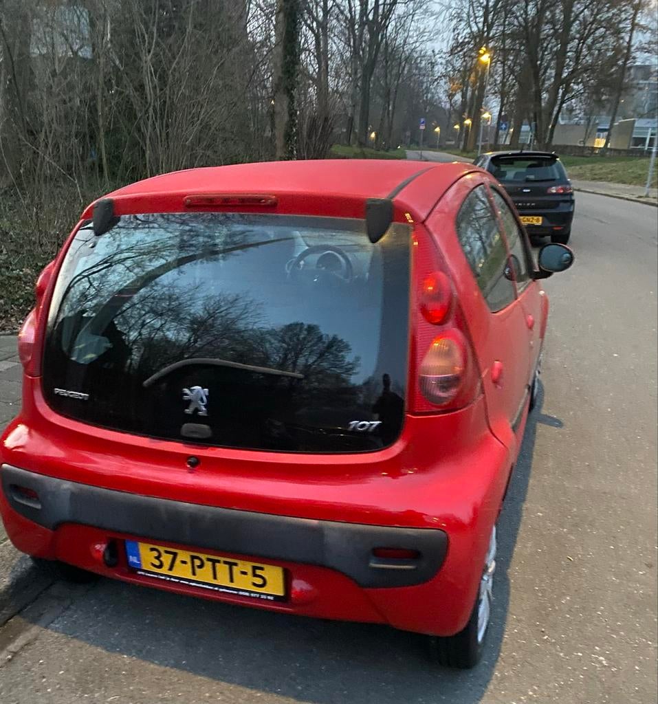Peugeot 107 1.0 12V 5DR 2011 Rood, Auto's, Peugeot, Voorwielaandrijving, 4 stoelen, 68 pk, Origineel Nederlands