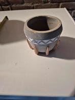 Stenen bloempot met onderstel met motief op de zijkant 8,5 d, Ophalen, Gebruikt, Rond, Binnen