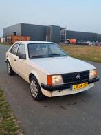 Opel Kadett 1.3 N AUT 1985 Wit, Auto's, Opel, 4 cilinders, Kadett, Origineel Nederlands, Bruin