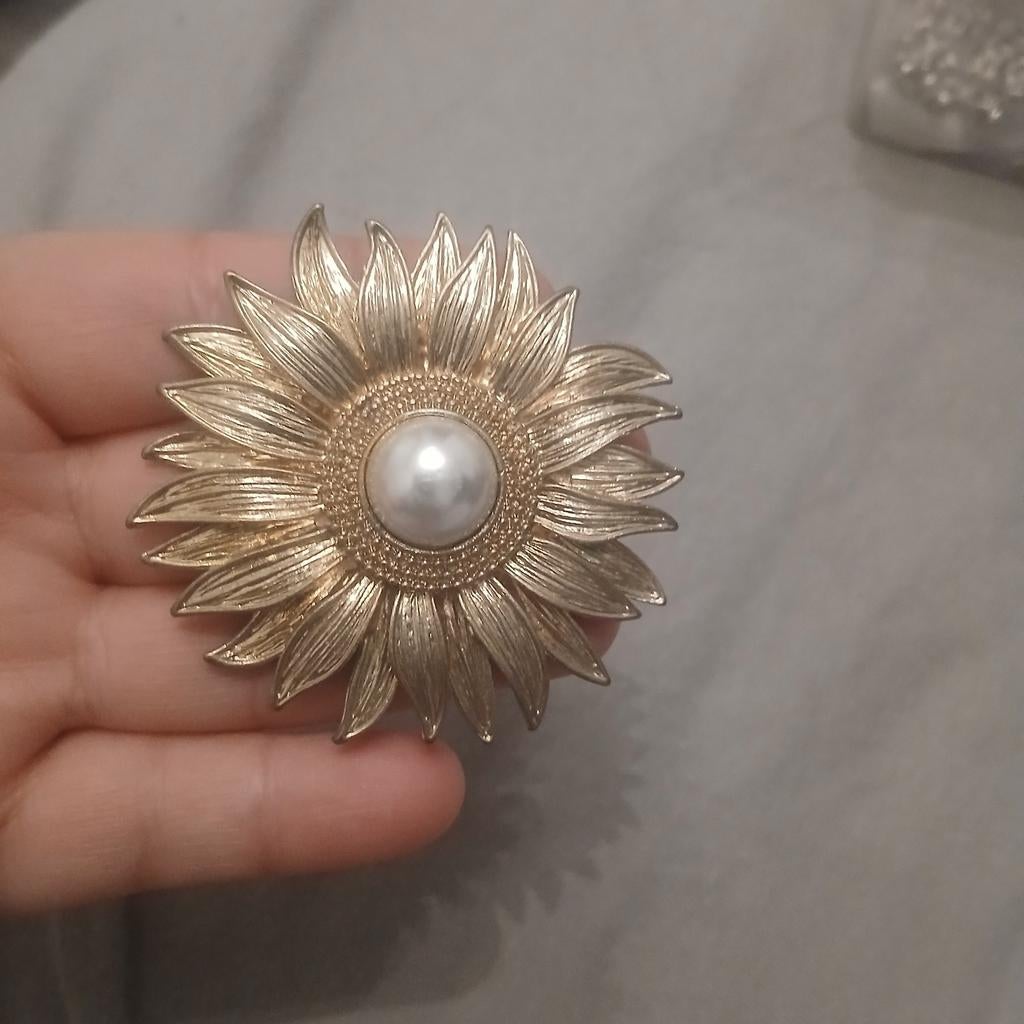 Elegante Broche Zonnebloem met Parel, Sieraden, Tassen en Uiterlijk, Broches, Ophalen, Overige materialen, 4 tot 7 cm, Nieuw
