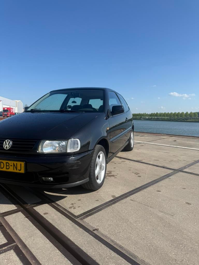 Volkswagen Polo 1.6 55KW 1999 Zwart, Voorwielaandrijving, 74 pk, 4 cilinders, Zwart