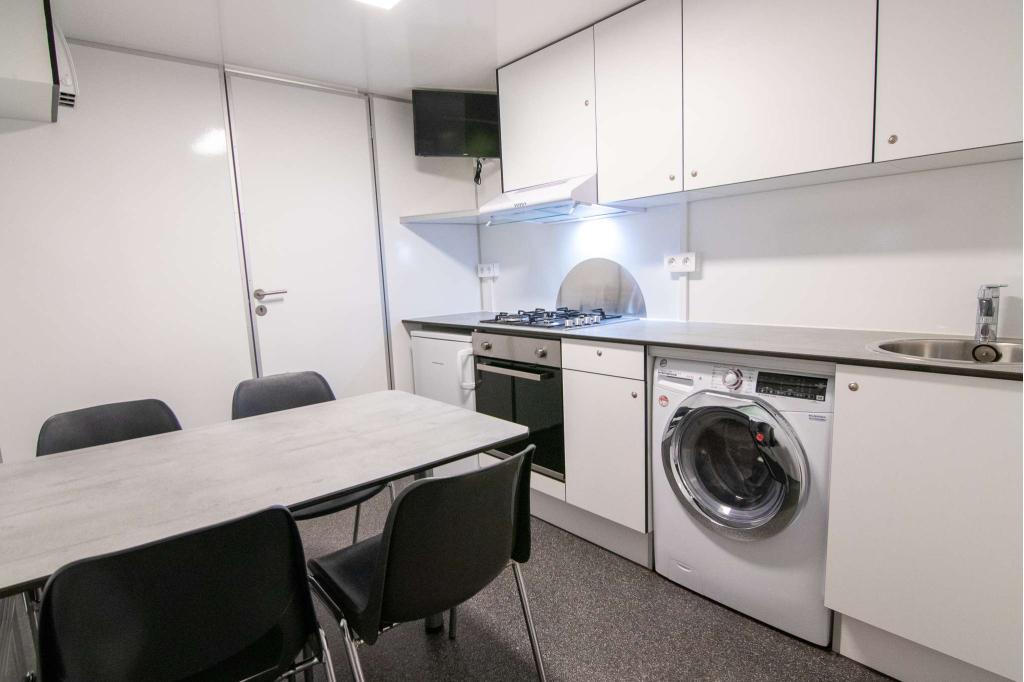Mobiele Woonunit 7m | Slaapwagen op wielen uit voorraad, Zakelijke goederen, Machines en Bouw | Keten en Containers, Ophalen of Verzenden