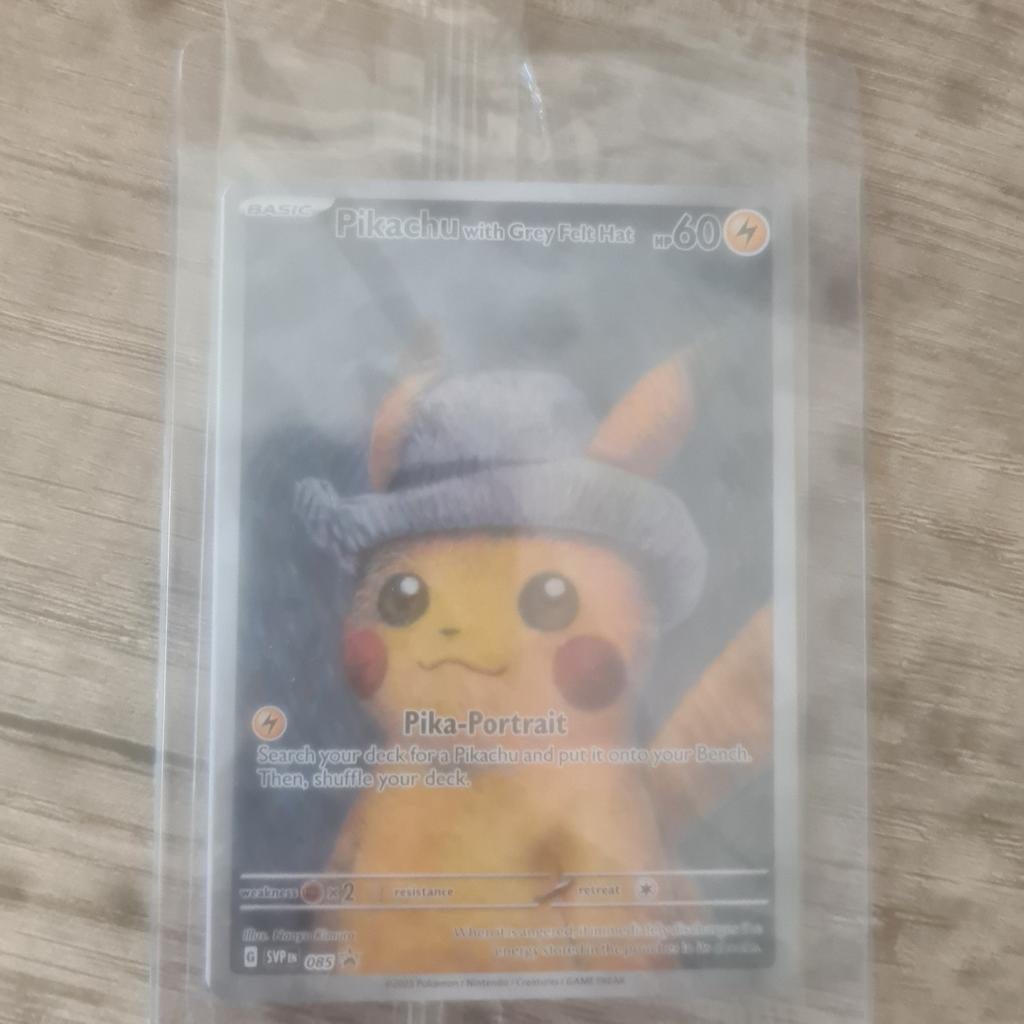 Pikachu met Grijze Vilthoed Van Gogh Promo Kaart, Ophalen of Verzenden, Zo goed als nieuw, Losse kaart