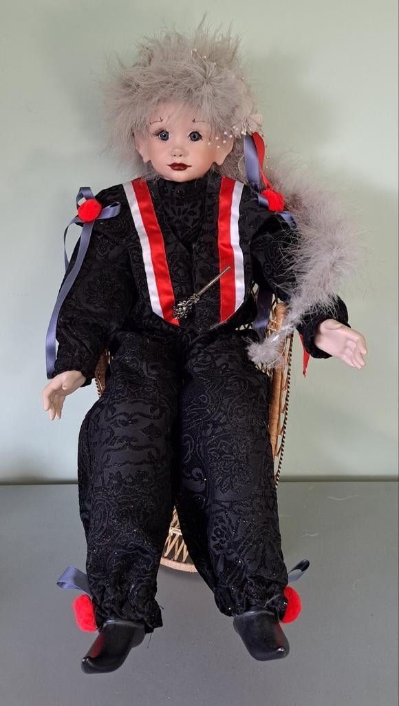 Handwerk porseleinen pop met stoffen lijfje incl.stoel, Ophalen, Zo goed als nieuw, Mens