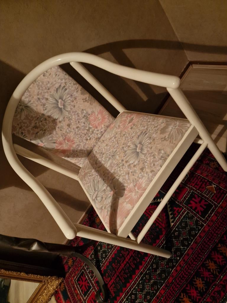 Stoel wit / hout -  stof zitting/ bloem motief, Huis en Inrichting, Stoelen, Ophalen, Wit, Zo goed als nieuw, Stof