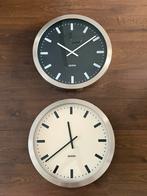 Set van 2 grote wandklokken , zwart & wit / 50 cm diameter, Ophalen, Gebruikt, Analoog, Wandklok