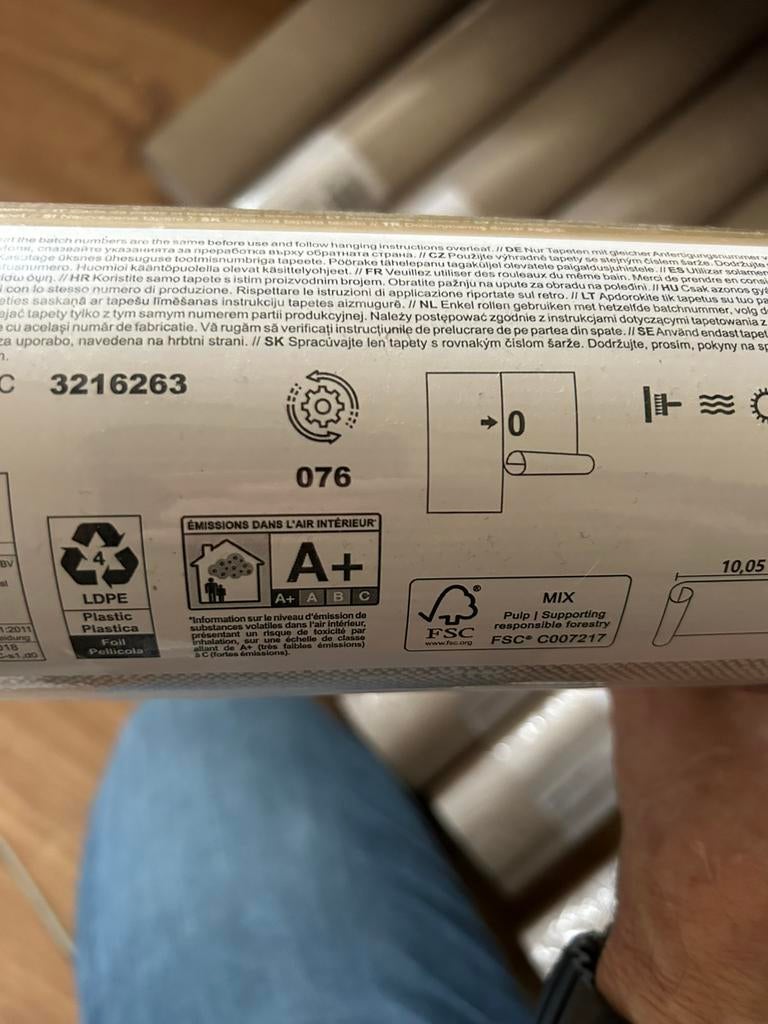 Behang action beige 4 rollen, Huis en Inrichting, Stoffering | Behang, Ophalen of Verzenden, Minder dan 10 m², Beige