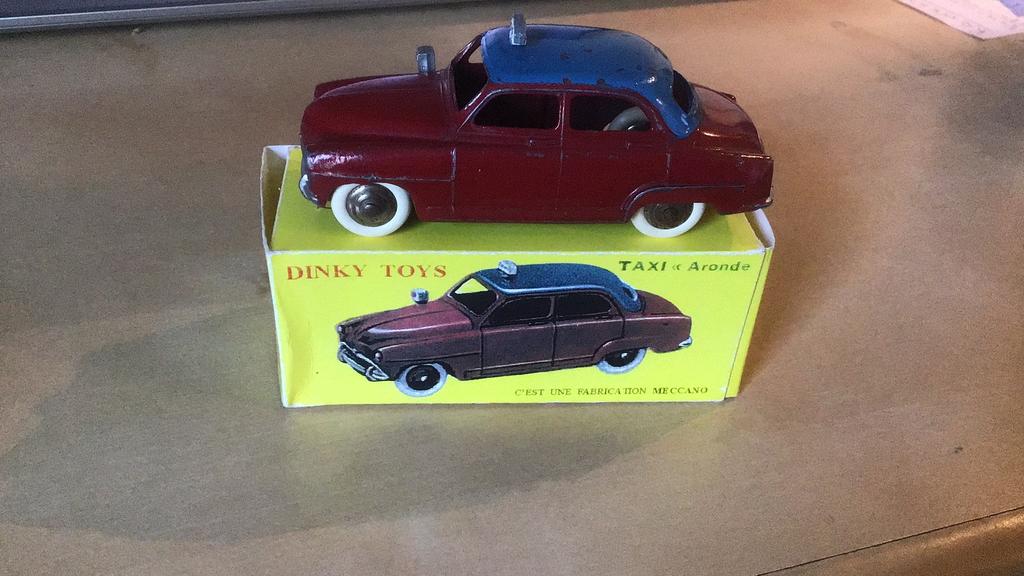 DINKY TOYS SIMCA ARONDE TAXI VRIJ ZELDZAAM “DOOS” VOOR WIE?, Ophalen of Verzenden, Zo goed als nieuw
