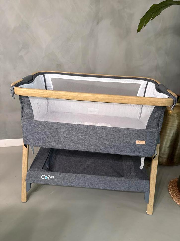 Cozee Tutti Bambini Co-sleeper - Grijs met houten details, Kinderen en Baby's, Babywiegjes en Ledikanten, Gebruikt, Wieg, Ophalen