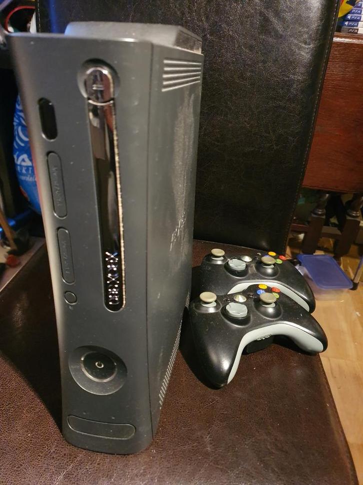 Xbox 360 Elite met 2 controllers, Spelcomputers en Games, Spelcomputers | Xbox 360, Gebruikt, 120 GB, 360 Elite of Super Elite