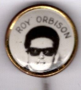 Roy Orbison zanger koper speldje ( V_264 ), Verzamelen, Verzenden, Zo goed als nieuw, Figuurtje, Speldje of Pin