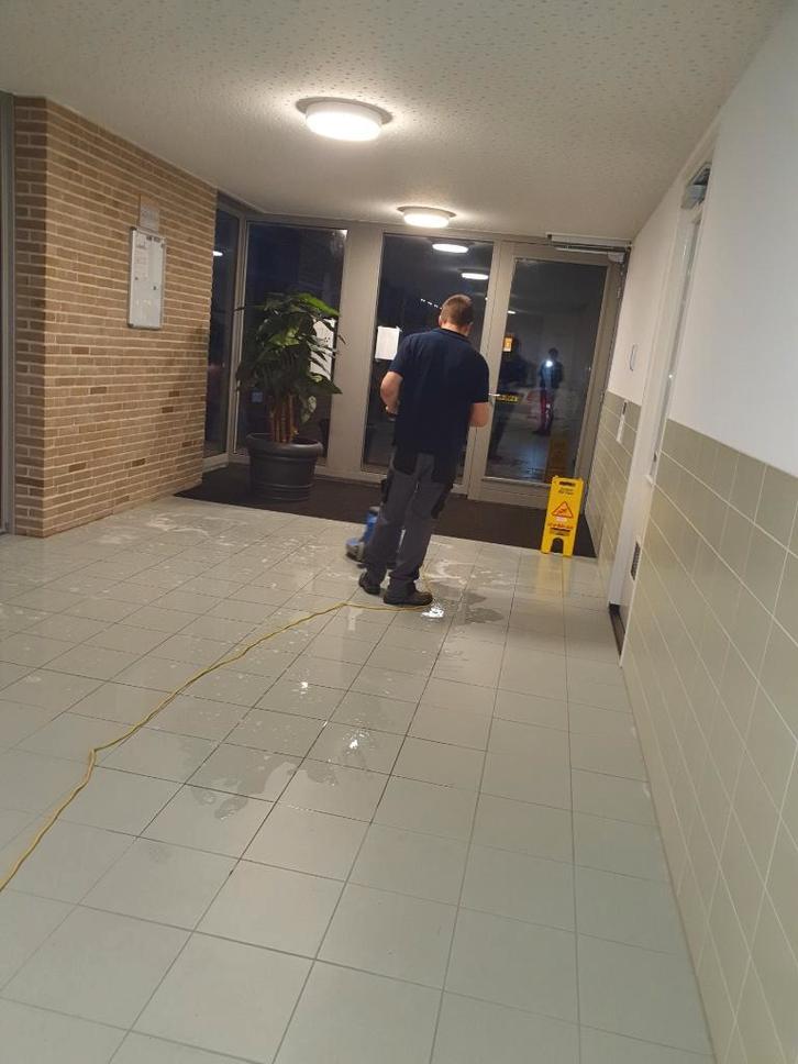 WIJ ZIJN NOG EEN AANTAL UREN BESCHIKBAAR voor schoonmaakwerk, Vacatures, Vacatures | Overige Vacatures, MBO, Vanaf 5 jaar, Tijdelijk contract