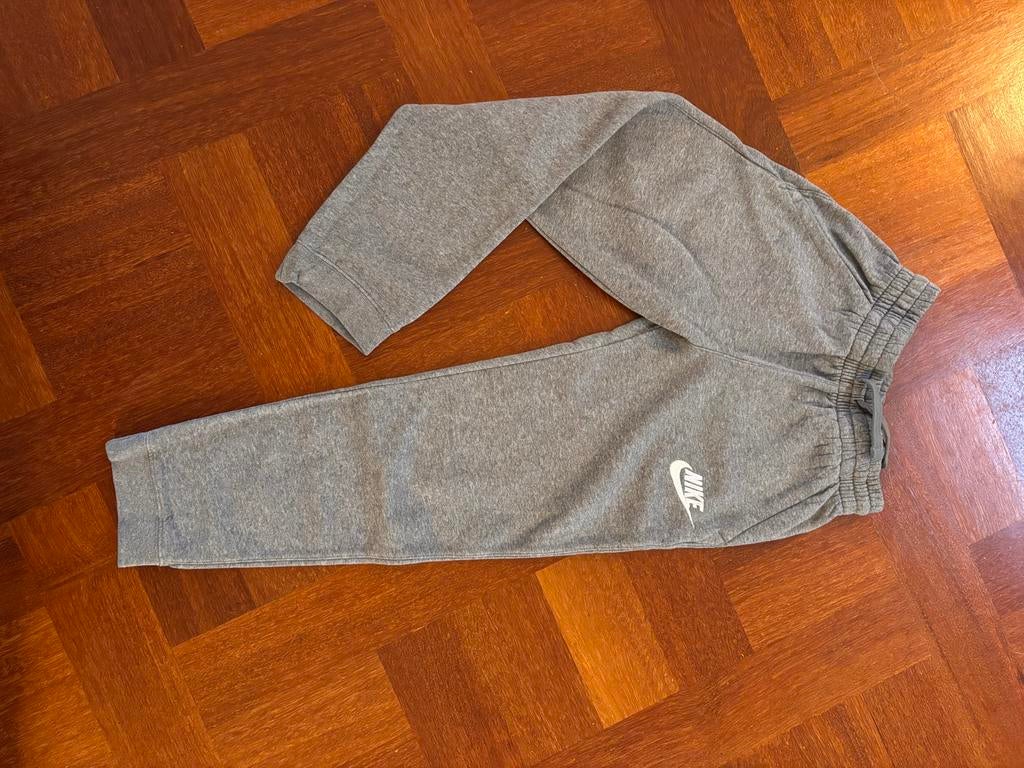 Nike grijze stoere joggingbroek, Kinderen en Baby's, Kinderkleding | Maat 140, Ophalen of Verzenden, Zo goed als nieuw, Jongen of Meisje