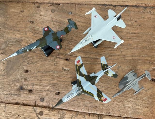 3 straaljager modelvliegtuigen - schaal ca. 1:100 - metaal, Verzamelen, Ophalen, Luchtmacht, Overige gebieden, Miniatuur of Beeldje