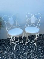 Set stoeltjes - siersmeedwerk - brocante, Huis en Inrichting, Stoelen, Ophalen, Twee, Wit, Zo goed als nieuw