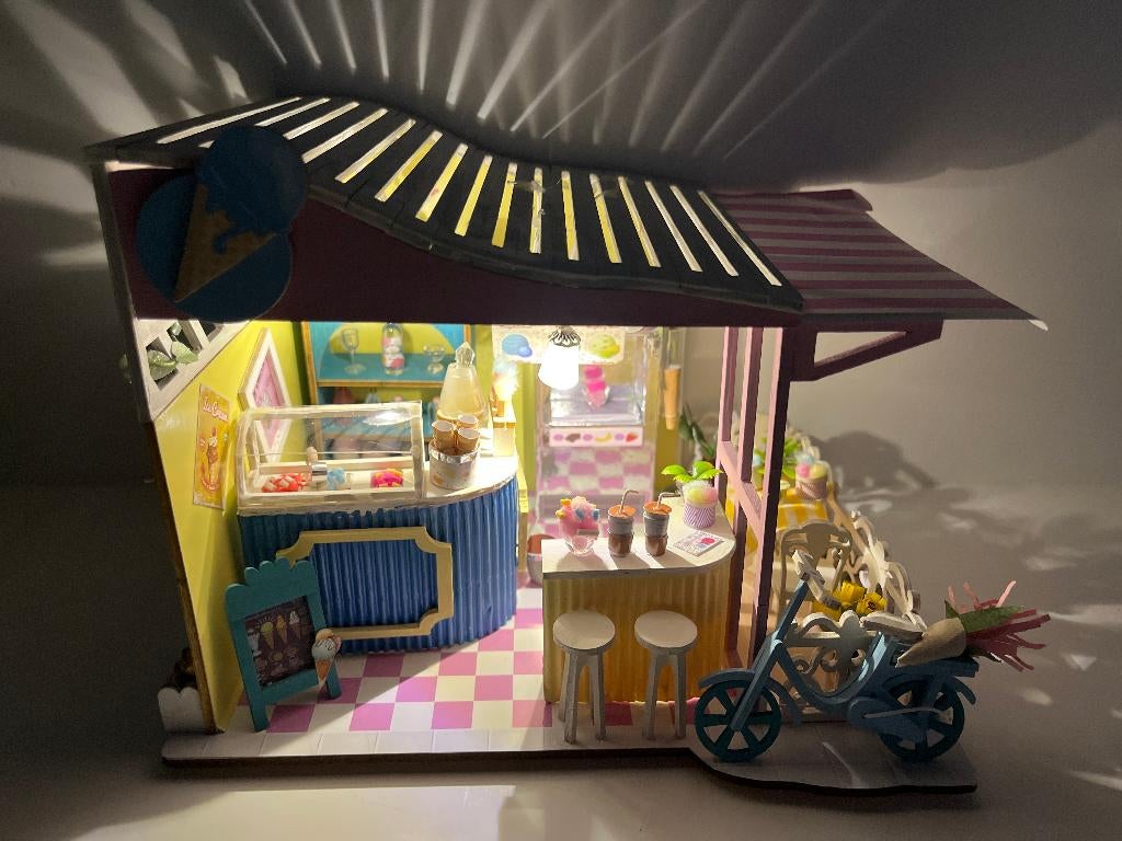 Miniaturen Poppenhuis - ICE CREAM PARLOUR – ijssalon, Verzenden, Zo goed als nieuw, Groter dan 1:32