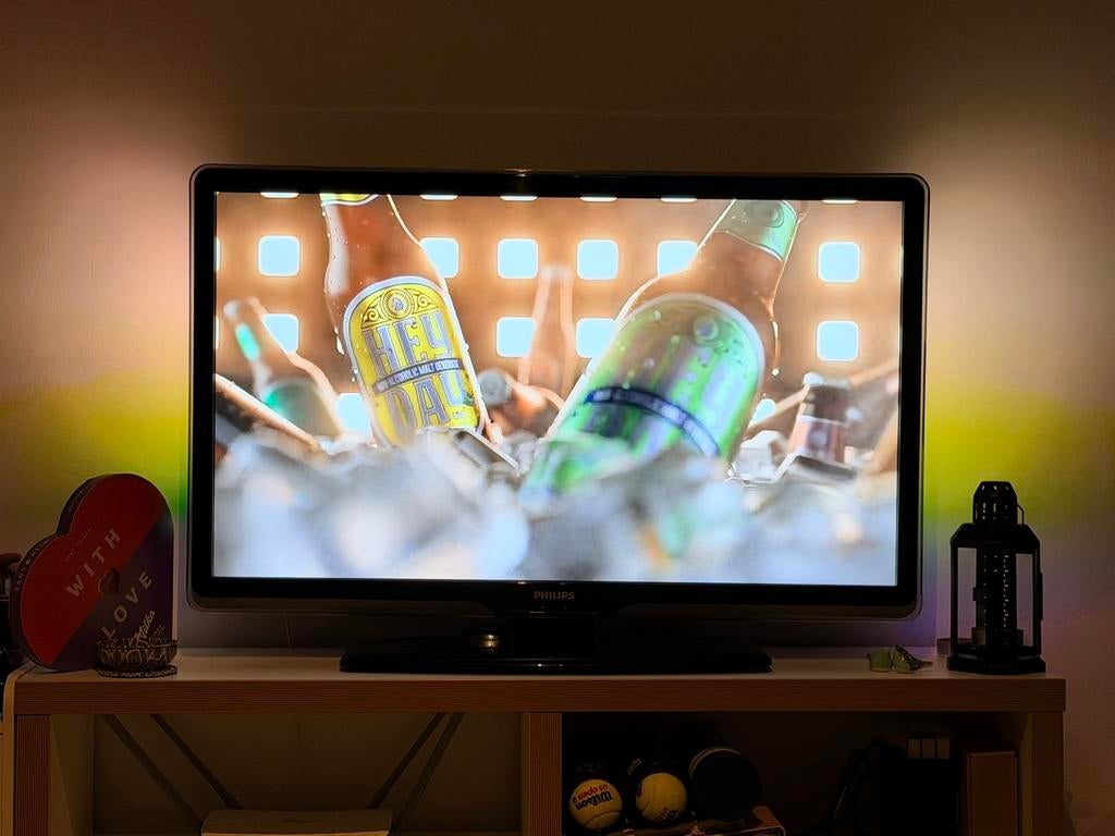 Philips 37 inch TV met Ambilight, Philips, 50 Hz, Ophalen of Verzenden, 100 cm of meer
