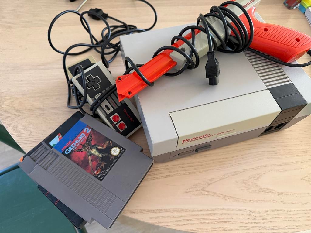 NES Console met Gremlins 2, controller en Zapper, 1 speler, Ophalen of Verzenden, Gebruikt, Vanaf 3 jaar